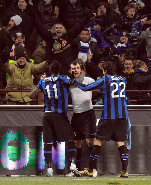 前锋单场双响助球队取胜（前锋梅开二度助球队告捷）