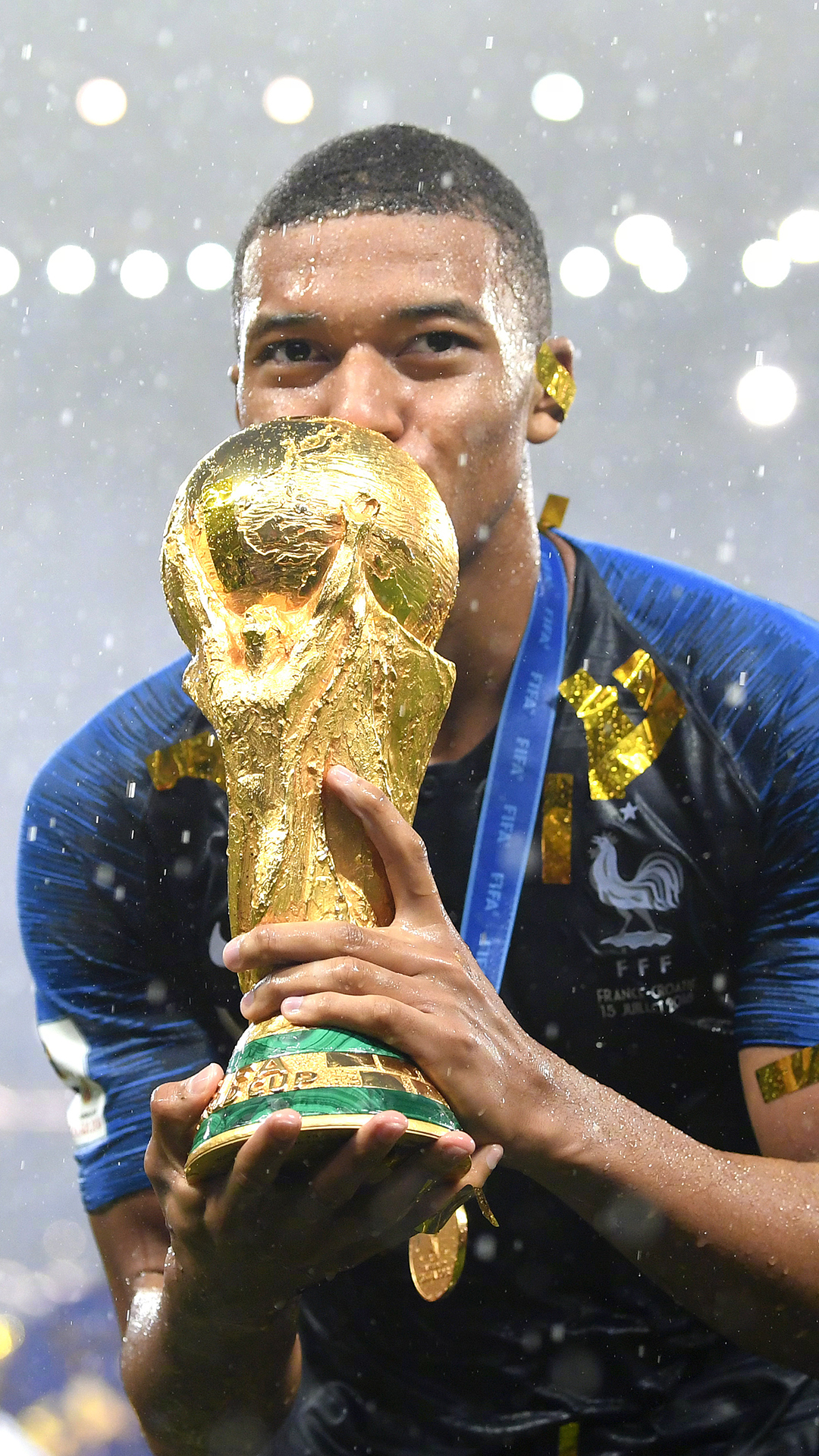 德天空：格纳布里倾向于续约，可能与拜仁签1-2年的降薪合同（德天空：格纳布里拟与拜仁续约，合同期1-2年且降薪）